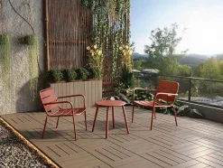 MYLIA Loungeset-Metalen Tuinmeubelset - 2 Lage Stapelstoelen En Een Bijzettafel - Terracotta - Mirmande
